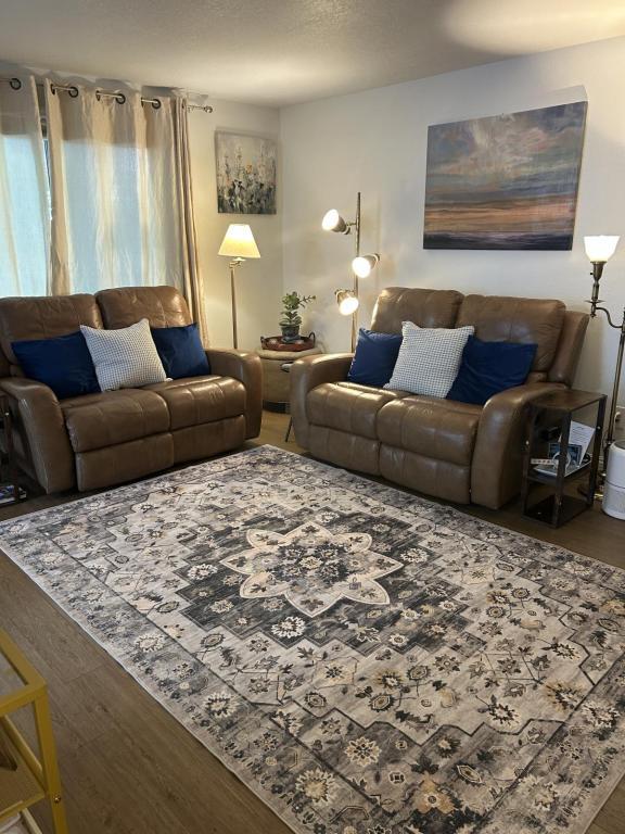 Building Photo - 2215 Poplar Dr