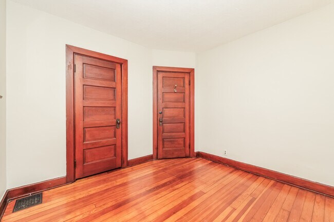 Building Photo - 920 E Stewart St