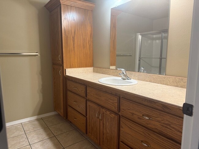 Building Photo - 5 Bedroom | 3 Bathroom | 3 Car Garage | Wa...
