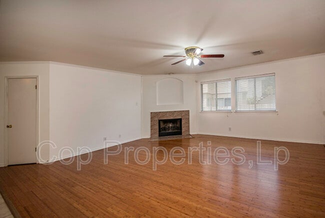 Building Photo - 7127 Still Holw Dr