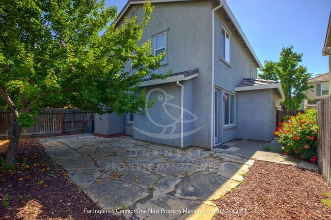 Building Photo - Stunning 3 bedroom 3 bathroom Lincoln Cros...