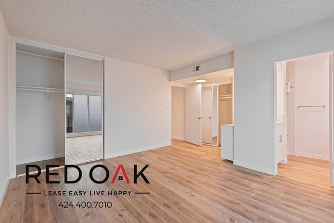 Building Photo - 511 N Kenmore Ave