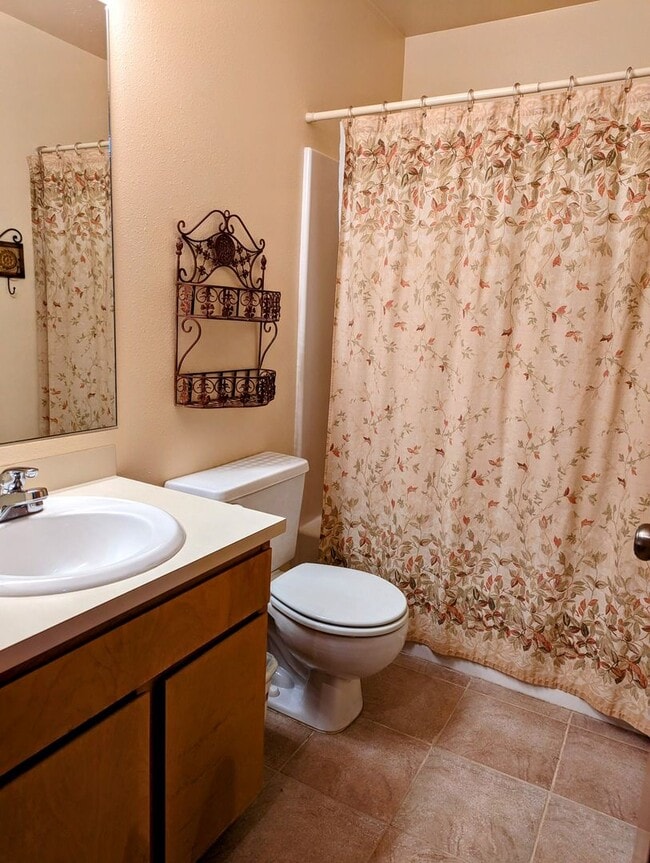 Building Photo - Downtown Condo in Hood River | 1 Bedroom 2...