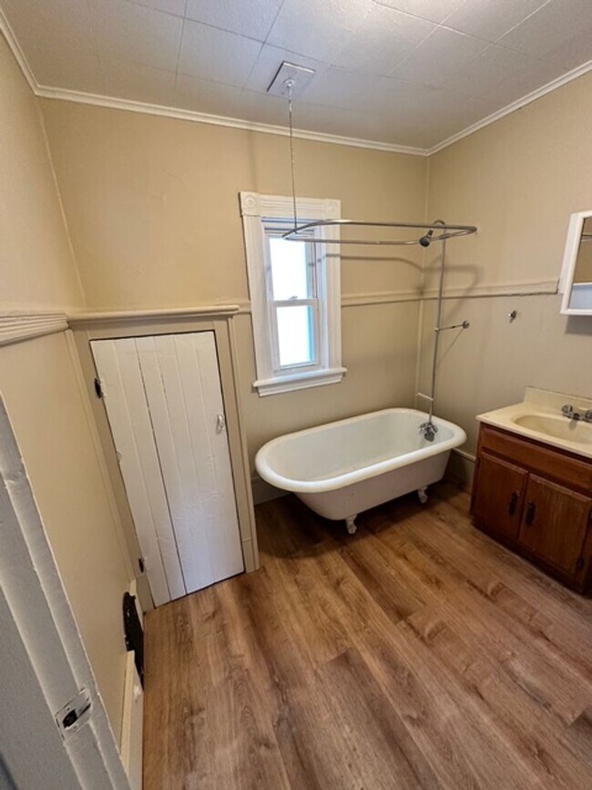 Building Photo - 490 Glenwood Ave