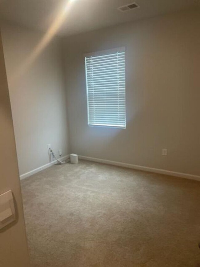 Building Photo - LIKE NEW HOME-NEIGHBORHOOD POOL, PICKLEBALL, CABANA,WALKING TRAILS
