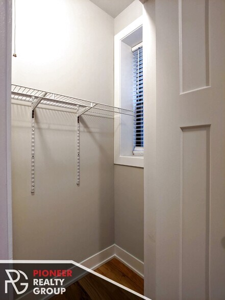 Building Photo - 635 W Oakdale Ave