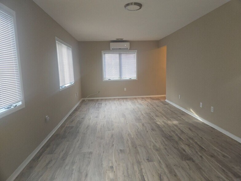 Building Photo - 19 Cardinal Ln