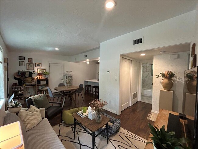 Building Photo - 816 NE 9th Ave