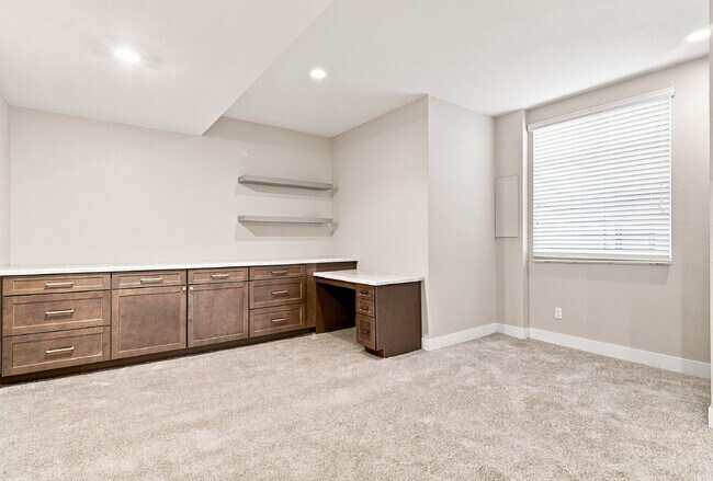 Building Photo - $3,740.95 - 4 bed, 3.5 bath Updated Townhome in Englewood!