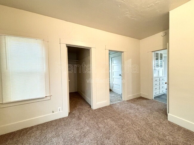 Building Photo - 107 W 19th St