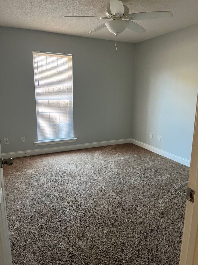 Building Photo - 1330 Lovers Lane Rd