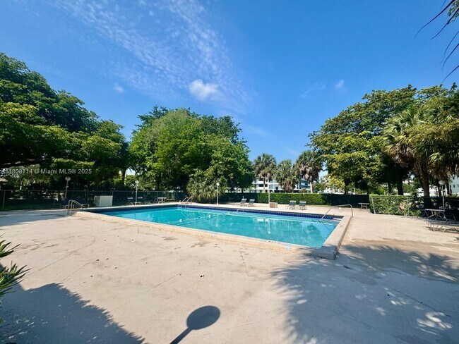 Building Photo - 901 Hillcrest Dr