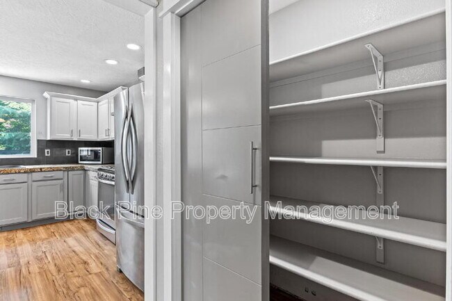 Building Photo - 6018 N Silver Maple Ave