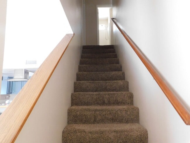 Building Photo - Spacious 3bd 2.5ba Quiet location.