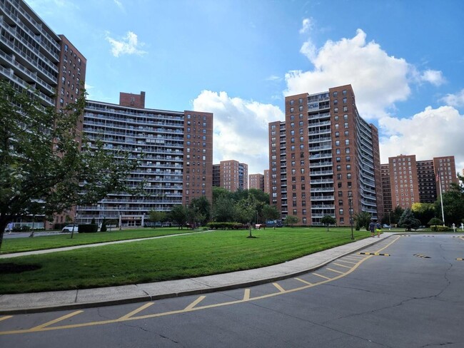 Building Photo - 61-15 98th St