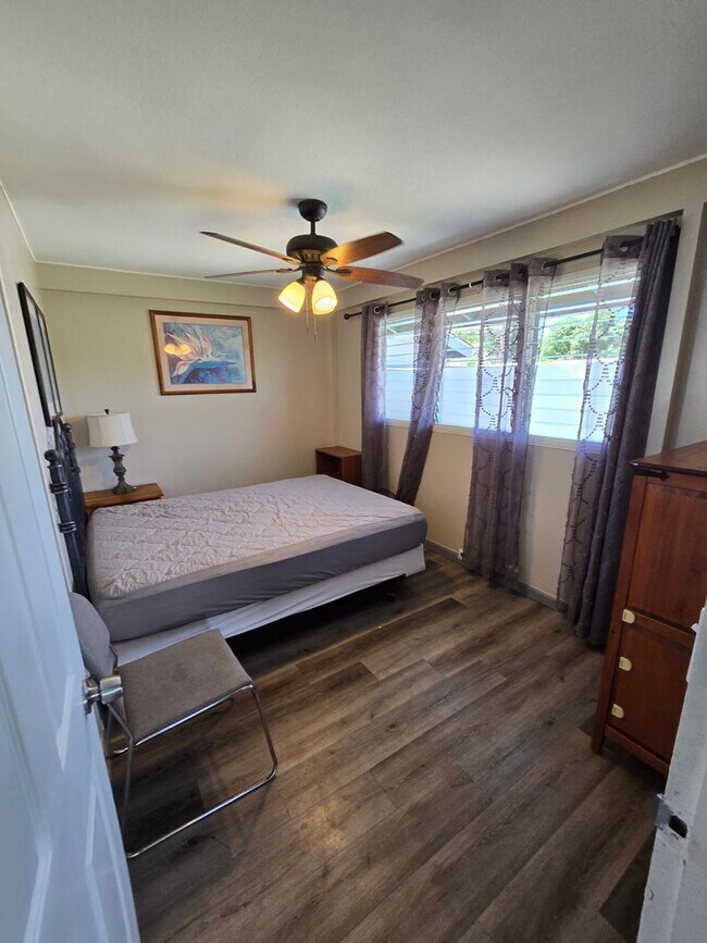 Building Photo - Central, 4 Parking Available, Furnished or...
