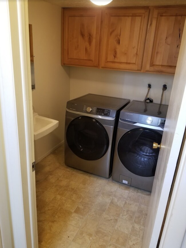 Building Photo - 263 E 200 N