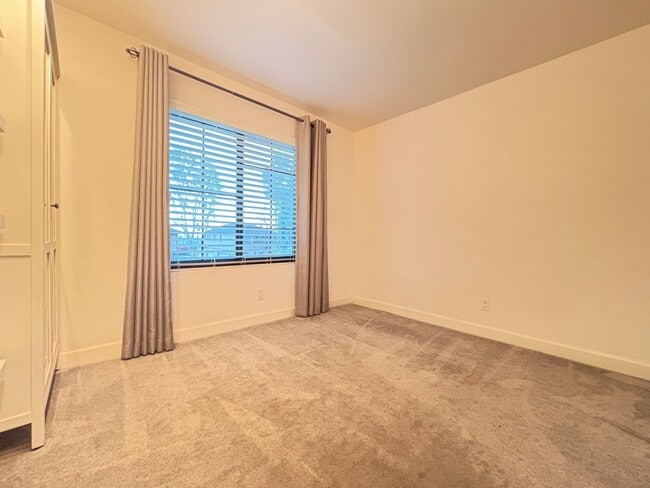 Building Photo - Beautiful 2 Bedroom 2 Bath Condo