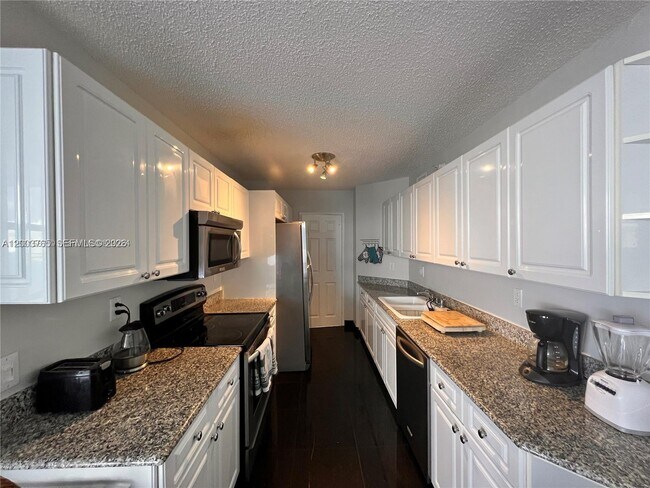 Building Photo - 16711 Collins Ave