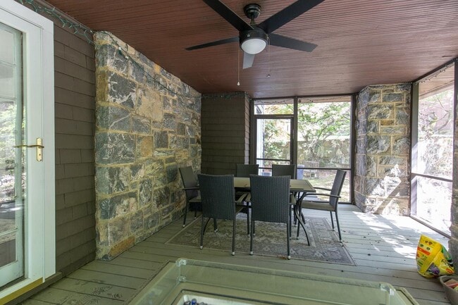 Building Photo - 557 Martling Ave