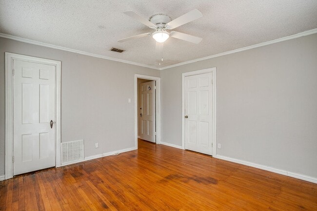 Building Photo - Amazing Historic 1940's Home in Original Cleburne- 4 Bed- 3 Bath w/ Multiple Living Areas- 76033