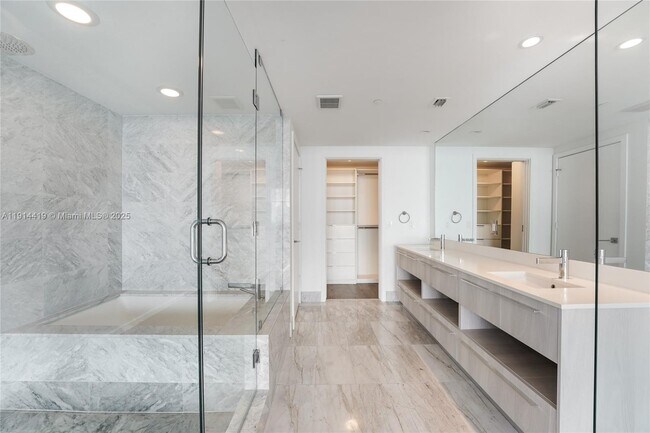 Building Photo - 3131 NE 7th Ave