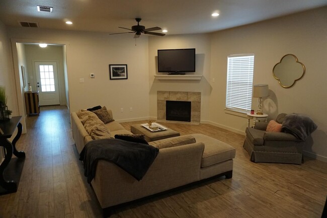 Building Photo - 2103 9th St