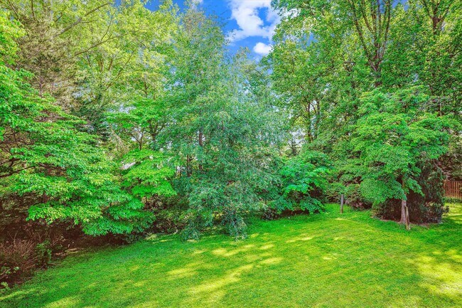 Building Photo - Magnificent 5 Bedroom, 4.5 Bathroom Bethes...