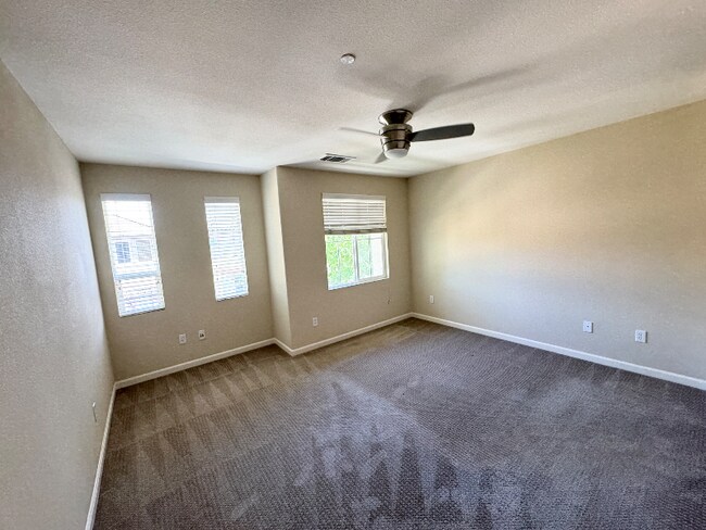 Building Photo - 207 Heligan Ln