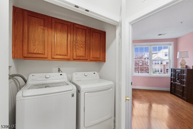 Building Photo - 265 Victoria Dr