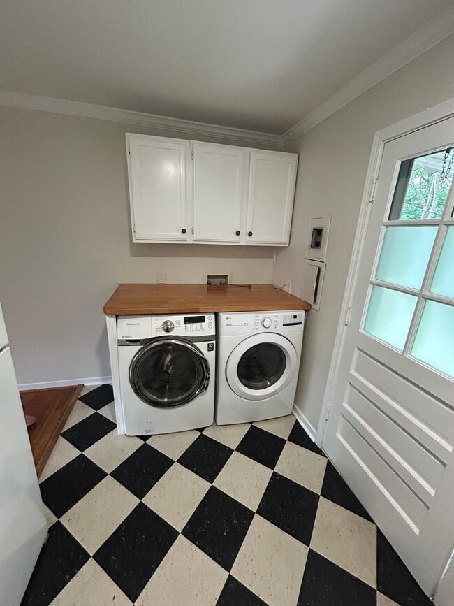 Building Photo - Cozy 2 bedroom/1 bath condo in the heart o...