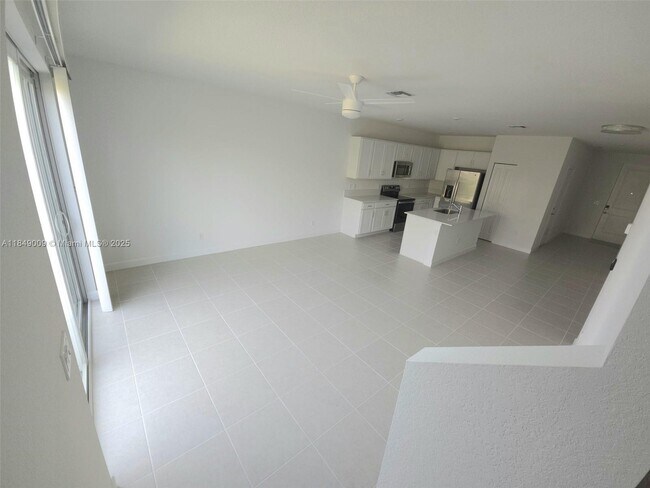 Building Photo - 321 SE Crossoak Ln
