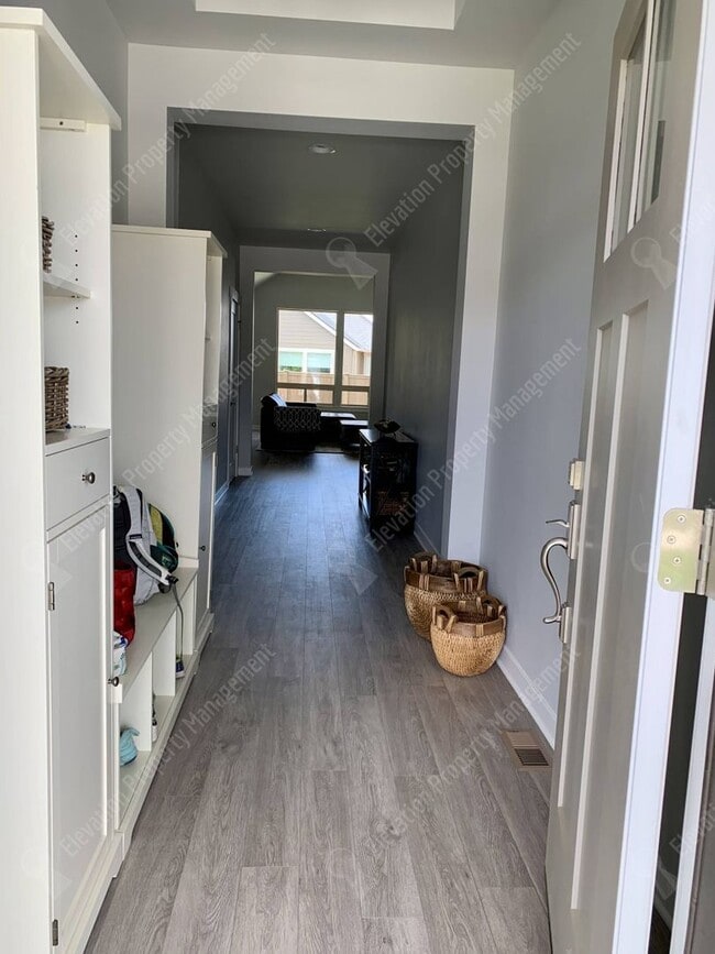 Building Photo - Beautiful 3 BR single-level UNFURNISHED home in SW Redmond!