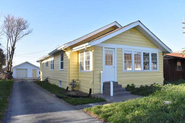 Primary Photo - 416 E 31st St