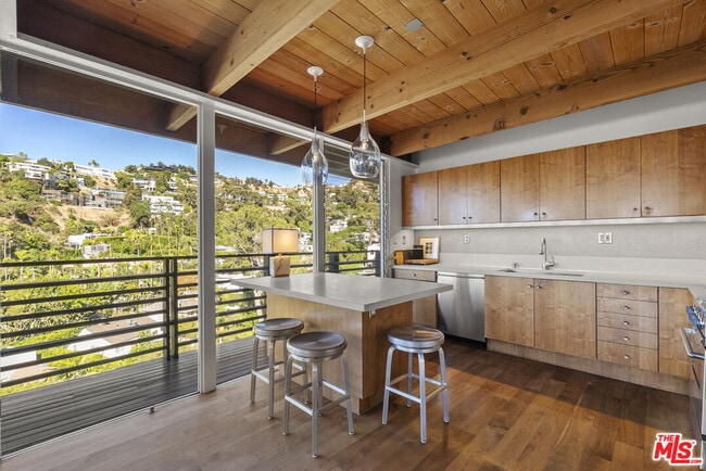 Building Photo - 9119 Thrasher Ave