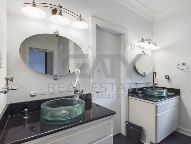 Building Photo - Three Bedroom Home in Sunset!