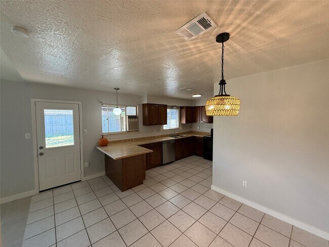 Building Photo - 5850 Fallengate Dr