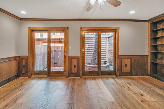 Building Photo - 452 N Post Oak Ln