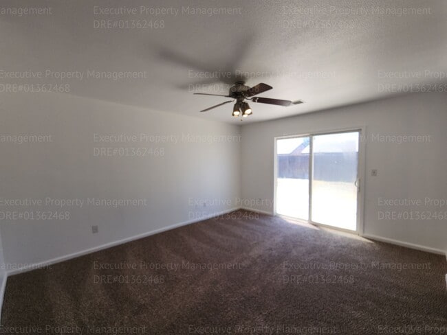 Building Photo - 5 bedrooms/ 2 baths Location Olive Dr/ Old...
