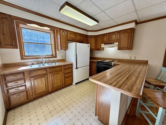 Building Photo - 5 Shadow Valley Dr