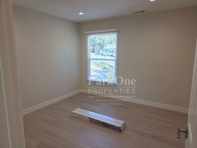 Building Photo - Super Cute and Updated Cottage near Downtown