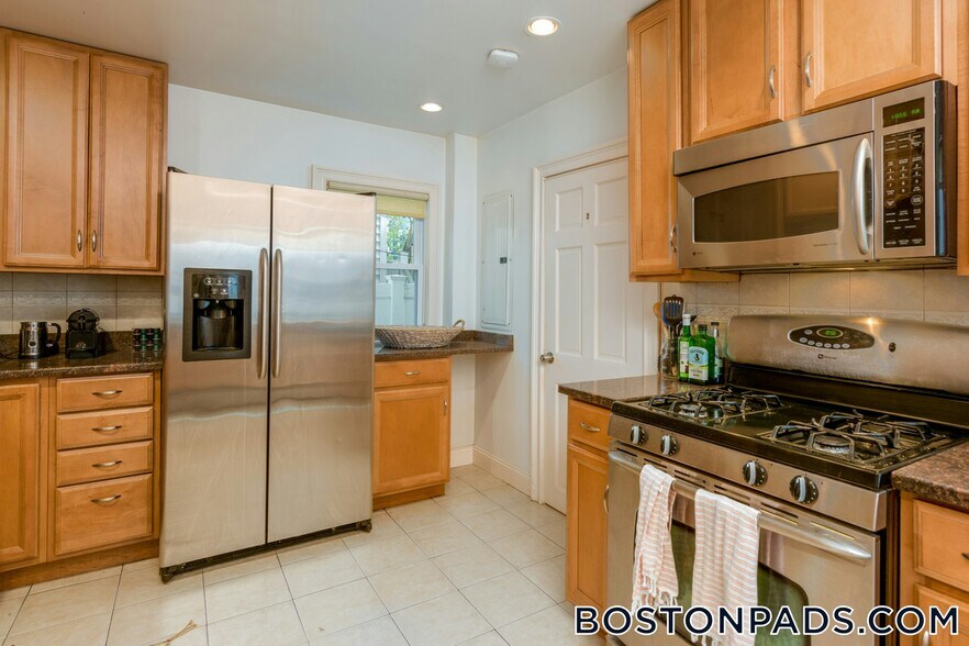 Building Photo - 162 L St