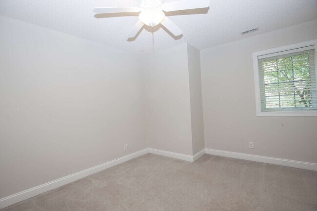Building Photo - "Spacious 3-Bedroom Retreat with 3200 Sq Ft of Comfort in Seven Lakes!"