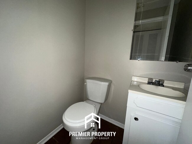 Building Photo - Spacious 4BR Home w/ Fireplace, Covered Patio & Fenced Yard