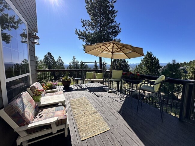 Building Photo - Large Furnished home on Awbrey Butte