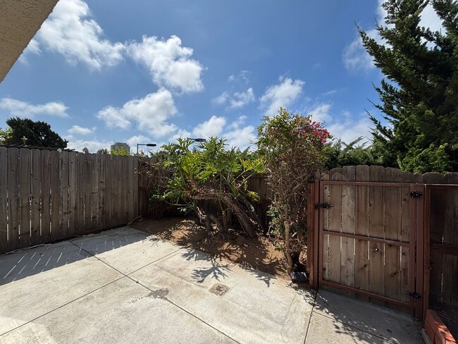 Building Photo - Spacious 3BD/2.5BA Townhouse in UTC W/ 2-C...