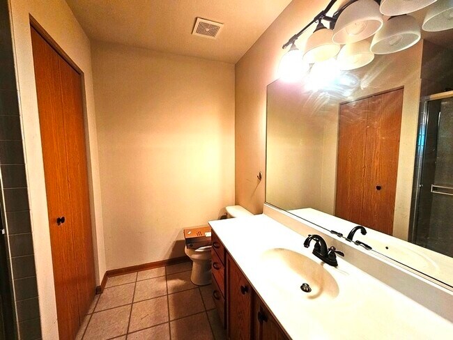 Building Photo - 2944 White Thorn Cir