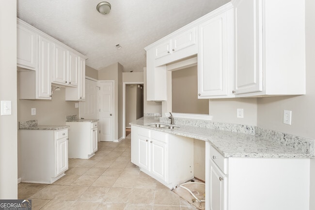 Building Photo - 18 Oakdale Dr