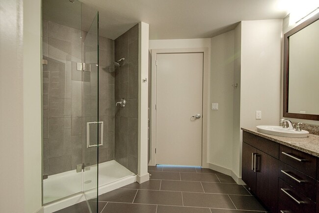 Building Photo - Great 2bd 2ba condo in Downtown/South Lake...