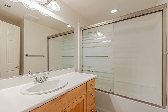 Building Photo - 3 Bedroom Townhouse with Bonus Loft/Office